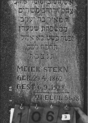 Grabstein 106 (Index: 99608790) Zustand: sehr gut Maße HxBxT: 145x54x14 cm Beschreibung: Stele mit abgeflachtem Dreieckgiebel, steitlich Wangen, auf Sockel: Grabstein 106B