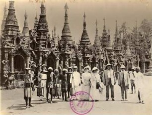 Rangun, Birma. Touristen und Wasserträger posieren vor der Shwedagon-Pagode