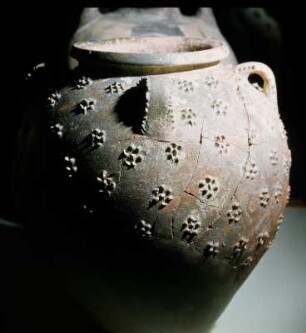 Iraklion. Archäologisches Museum V 39. Großes Barbotinegefäß aus Phaistos, 2000 bis 1700 v. Chr