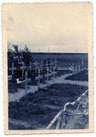 Soldatenfriedhof mit Kriegerdenkmal und Zaun aus Birkenholz