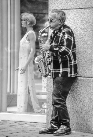 Straßenmusiker mit Saxofon in der Bielefelder Bahnhofstraße