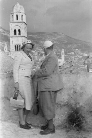 Portrait : Eine Frau und ein Mann vor dem Kirchturm der Kirche des Franziskanerklosters in Dubrovnik.