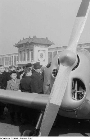 Besucher an einem Flugzeug auf dem Ausstellungsgelände der Technischen Messe