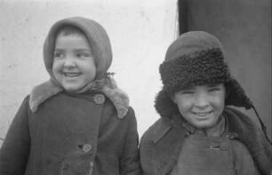Zweiter Weltkrieg. Zur Einquartierung. Sowjetunion. Russisches Mädchen und Junge