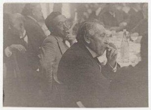 Aristide Briand bei einem Pressefrühstück in Genf. links: Aristide Briand