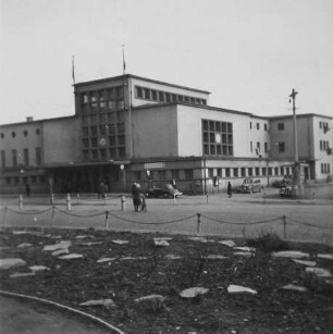Empfangsgebäude : Meißen, Großenhainer Straße. Bahnhof. Empfangsgebäude (1928; W. Kreis). Straßenansicht