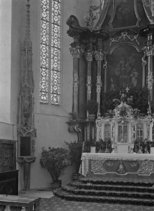 Hochaltar, über der Steinmensa von 1280 errichtet; Altarbild der Rosenkranzspende von Joseph Hartmann, 1774