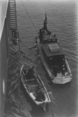 Der Lotse kommt an Bord des Passagierschiffes