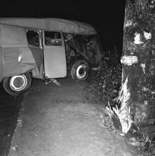 B 75: bei Stubbendorf: Verkehrsunfall: Kleintransporter prallt gegen Baum: Unfallwagen quer auf Gehweg, Seite aufgerissen, Blick in zerstörten Innenraum: vorne rechts Baumstamm mit zerfetzter Rinde: im Dunkeln