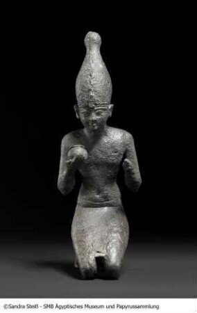 Statuette eines knienden Königs mit oberägyptischer Krone ehemals mit zwei kugeligen Weingefäßen