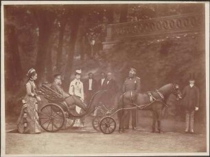 Kaiser Wilhelm I., Kronprinz Friedrich Wilhelm, Großherzogin Luise und Tochter Viktoria in offener Kutsche.