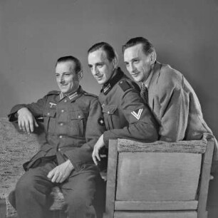 Porträt. Erich Rinka mit seinen Brüdern Bruno und Kurt Rinka als Soldaten in Wehrmachtsuniform.