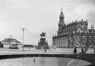 Theaterplatz : Dresden, Theaterplatz nach Nordost mit Italienischem Dörfchen, Denkmal König Johanns und Hofkirche