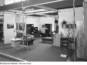 Raumaufnahme mit Ausstellungskojen des VEB Möbelkombinat Berlin (MKB)