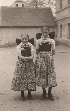 Wittichenau, zwei Mädchen in Tracht