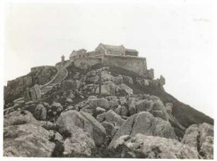 Provinz Schan-tung (Shandong), China. Buddhisten-Tempel auf dem Tai-schan mit Treppe zum Wallfahrtsort