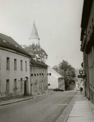 Oberwiesenthal- Anneberger Straße : Oberwiesenthal (Kreis Annaberg). Anneberger Straße. Blick vom Markt nach Ost-Nord-Ost zum Turm der Stadtkirche
