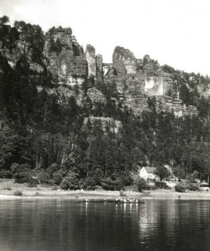 Sächsische Schweiz. Bastei vom linken Elbufer