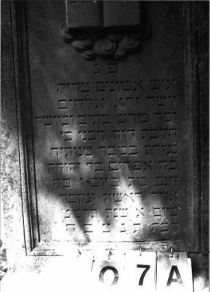 Grabstein 207 (Index: 99789779) Material: Sandstein Zustand: gut, Schrift schwarz Maße HxBxT: 198x63x19 cm Symbolik: aufgeschlagenes Buch mit Inschrift: Psalmenbuch: Grabstein 207A