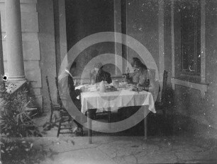 Personengruppe am Esstisch auf der Veranda in Lappier