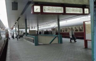 Mannheim: IC Bahnsteig mit zwei IC Zügen im Hauptbahnhof