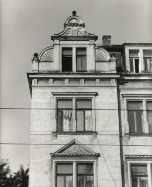 Dresden-Pieschen, Großenhainer Straße 165/167. Doppelwohnhaus (um 1900). Eckrisalit (Nr. 165, 1. und 2. Obergeschoß)