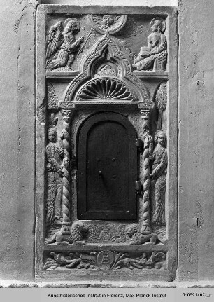 Tabernakel und Steinrelief mit dem Wappen des Ospedale Santa Maria della Scala
