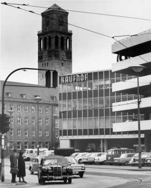 Mühlheim an der Ruhr. Im Hintergrund das 1915 erbaute historische Rathaus mit Rathausturm