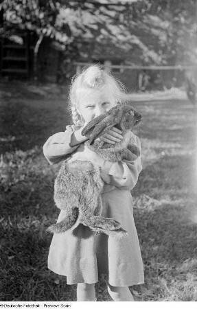 Kleines Mädchen (Elke) mit Hasen