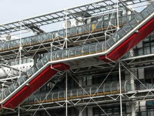 Fassade, Centre Pompidou, Frontalansicht, in den Röhren befinden sich die Fahrtreppen