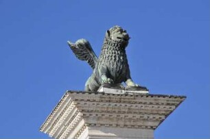 Markuslöwe in Venedig : Der geflügelte Markuslöwe steht auf der Säule auf der Piazetta. Aufgenommen am Karnevaldienstag, dem 21. Februar 2012, am Markusplatz in Venedig