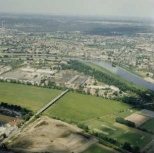 Dresden-Friedrichstadt. Ostragehege mit Schlachthofgelände. Blick über die Elbe gegen Mickten, Pieschen und Trachenberge. Luftbild-Schrägaufnahme von Südosten