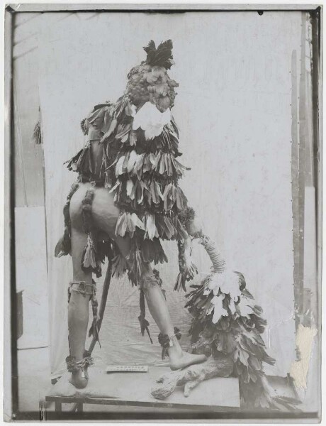 Exhibition mannequin decorated with objects from the Chamacoco ("Taudĕbikalje players")