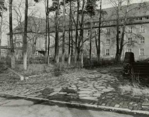 Dresden-Neustadt, Tannenstraße / östlich Hans-Oster-Straße. Ehemalige Kaserne der Sowjetarmee. Dienstgebäude