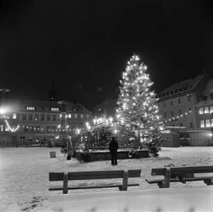 Annaberg, Marktplatz : Annaberg-Buchholz. Marktplatz mit großem Doppel-Schwibbogen, Pyramide und Weihnachtsbaum. Im Hintergrund Löwen-Apotheke. Winteraufnahme