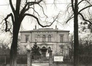 Dresden-Neustadt, Bautzner Straße 86. Wohnhaus (1863/1864). Straßenfront mit Einfriedung