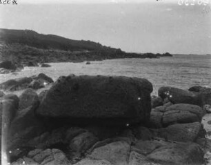 Granit am Meer : Löchriger Granit am Meer