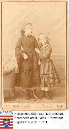 Carrière, Sophie geb. v. Hofmann (1860-1934) / Porträt mit Schwester Marie verh. Thiersch (1865-1940) / v.l.n.r.: Sophie, Marie, Ganzfiguren in Raumkulisse