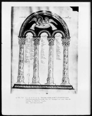 Evangeliar — Kanontafel mit zwei Evangelistensymbolen, Folio 22recto