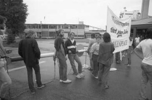 Protestaktion der Umweltschutzorganisation "Greenpeace" gegen das Papier- und Zellstoffwerk Holtzmann & Cie AG in Karlsruhe-Maxau
