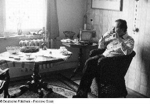 Halle-Neustadt. Der Schriftsteller Heinz Czechowski in seinem Wohnzimmer