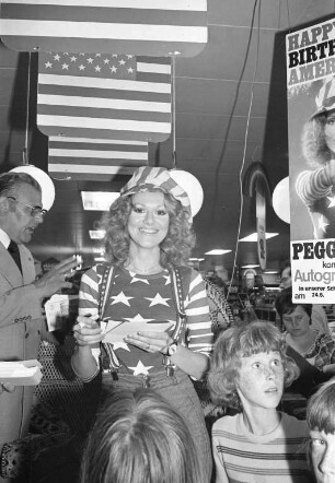Autogrammstunde der Schlagersängerin Peggy March im Kaufhaus Hertie