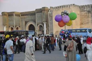 Meknes - Luftballonverkäufer am Bab el-Mansour : Ein Luftballonverkäufer ist auf dem großen Platz vor dem Stadttor Bab el-Mansour weithin sichtbar. Aufgenommen in Meknes am 28. Oktober 2010