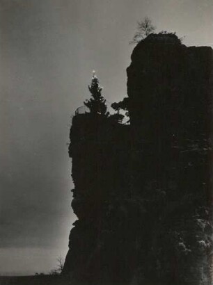 Sächsische Schweiz. Der Basteifelsen mit Weihnachtsbaum