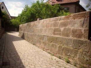 Kirchhofmauer im Süden nach Westen von Ortsseite mit Werksteinen im Mauersteinverband und erhaltenen Zangenlöchern der Hebezeuge (Wehrgang im 18 Jh abgetragen)