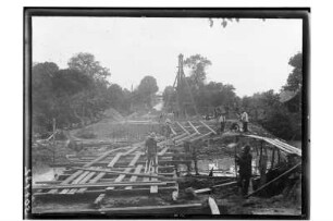 Zweibogige Brücke : Thailand. Brückenbaustelle an einer Straße, 1911/1912