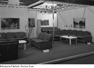 Ausstellungskoje des VEB Möbelkombinat Berlin (MKB) mit Sitzgruppen "Meura" und "Martina II"
