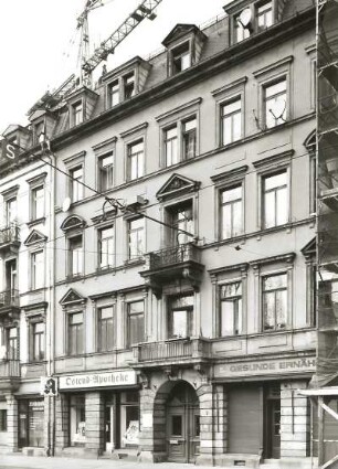 Dresden-Neustadt, Bautzner Straße 51. Wohnhaus mit Ostend-Apotheke und Laden (um 1890). Straßenansicht