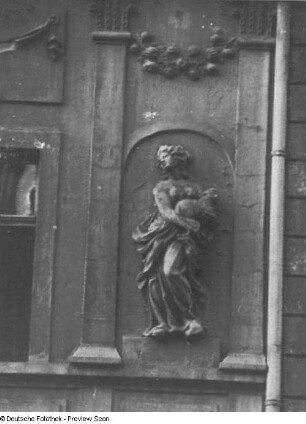 Allegorie der Frömmigkeit : Bautzen, Innere Lauenstraße 6. Wohnhaus mit Laden (1709/1720). Fassadendetail mit Allegorie der Frömmigkeit