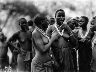 Nordrhodesien (heute: Sambia). Junge Frauen mit Schmuckstäbchen und Ziernarben, 11. Oktober 1931